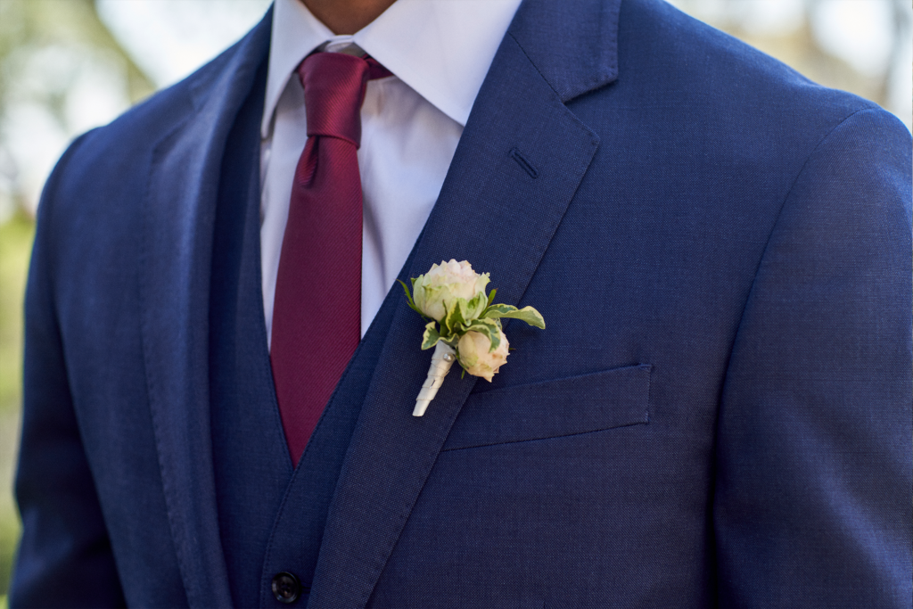 Wine neckties for groomsmen ties are a good choice.